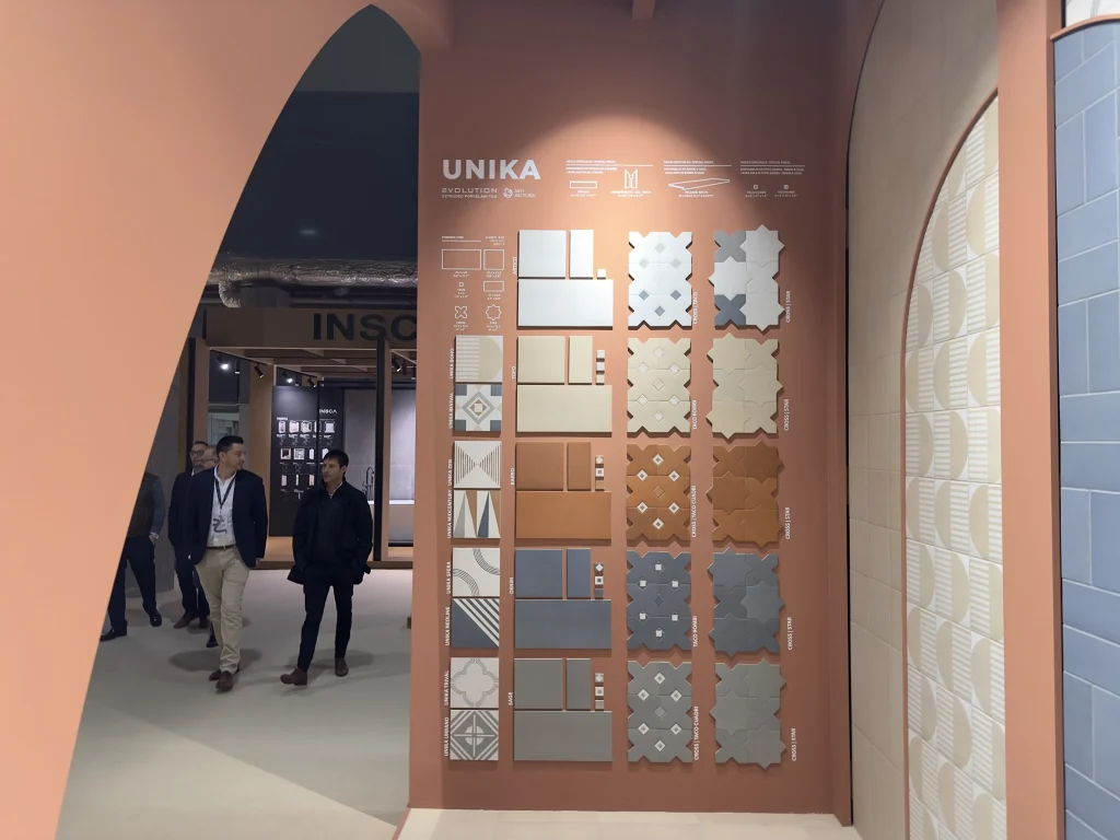 テラコッタテクスチャーを推したタイルの展示